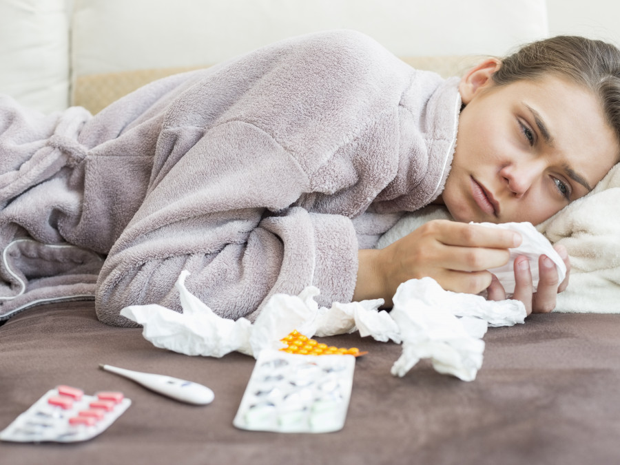 Are there any foods which help to treat the common cold?