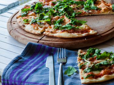 Caramelised mushroom & spinach pizza